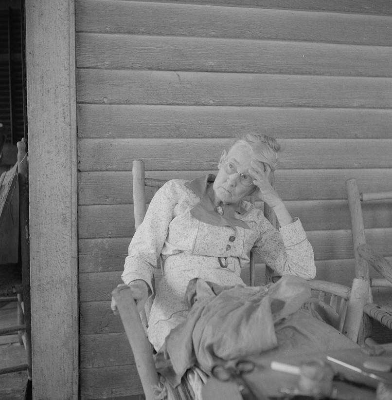 Southern lady on the veranda of the Big House at the Wray Plantation, Georgia 1937 dorothea lange