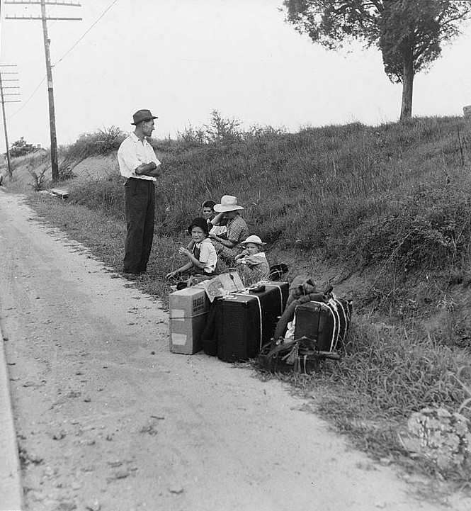 a hitchhiking family waiting lange 1937