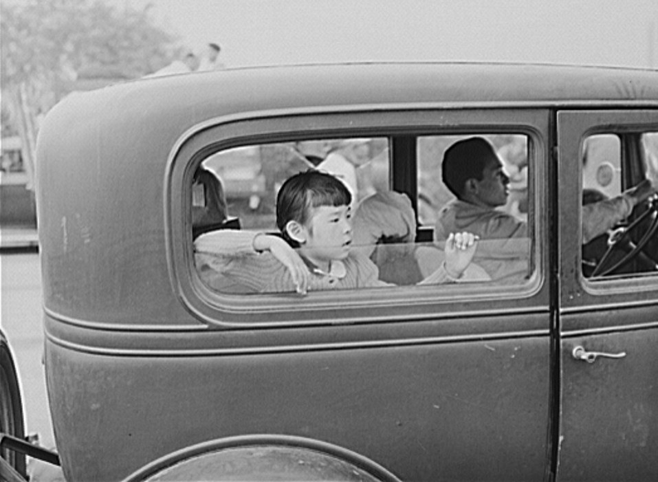 Japanese arrive at the Santa Anita reception center4