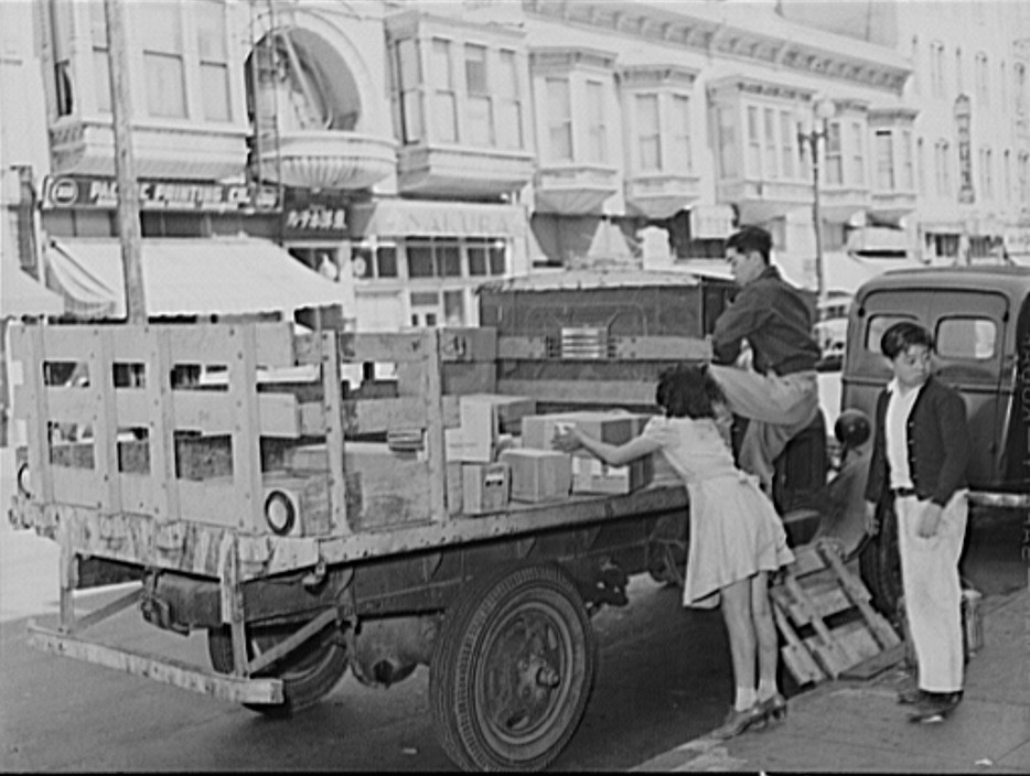 Japanese pack their belongings as they close their stores in Little Tokyo2