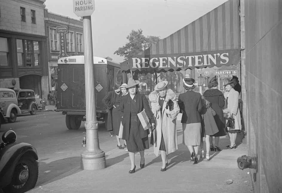 Salesgirl leaving work, Atlanta, Georgia 6may 1939