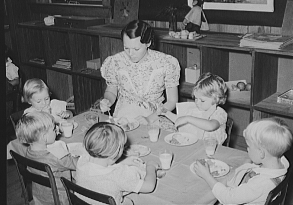 Kindergarten children eating lunch at the school