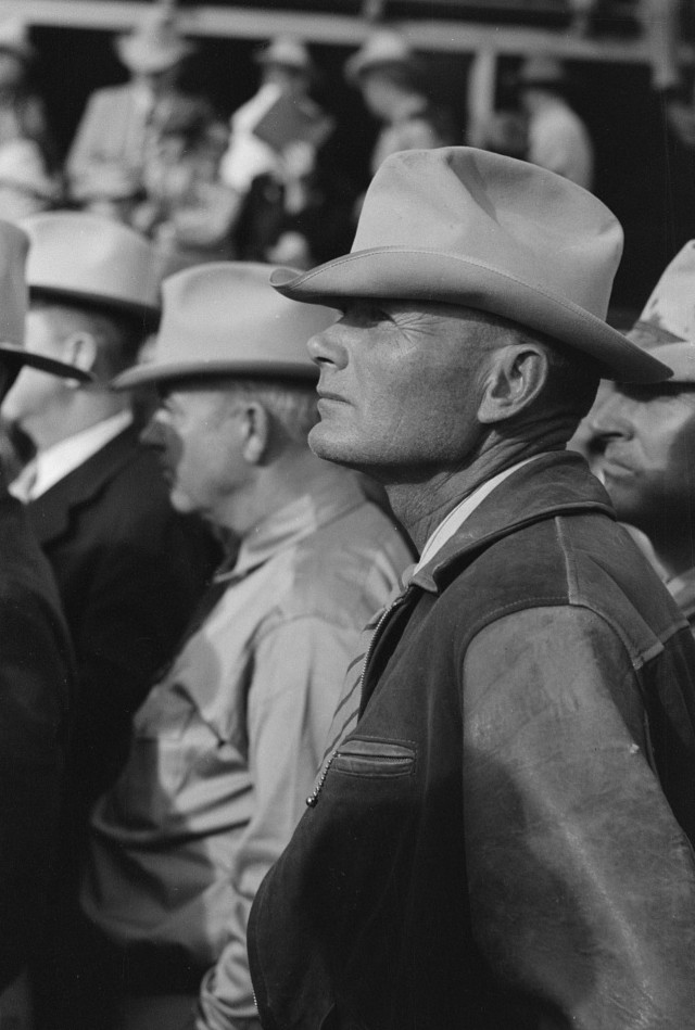 men at auction Russell Lee Nov. 1939