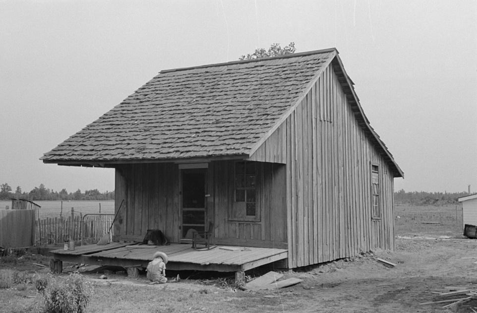 Sharecropper cabin by Photographer Russell Lee 1938