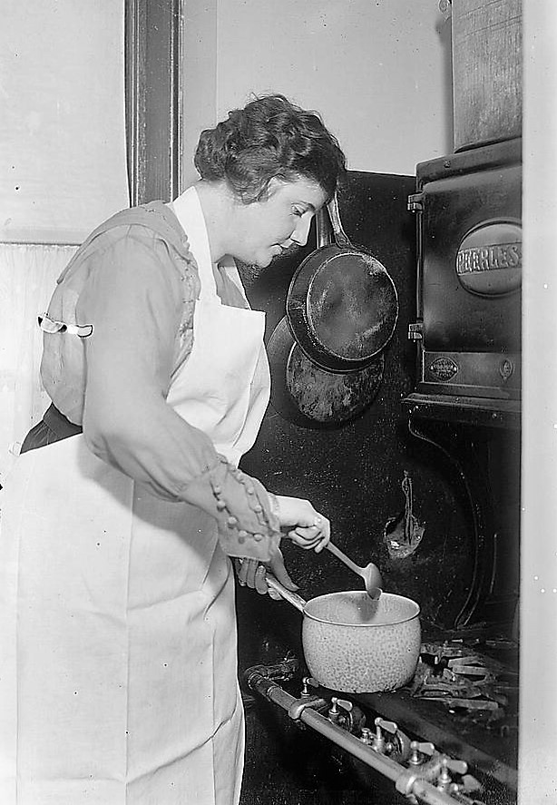Olive Kline cooking 1915 (Library of Congress)