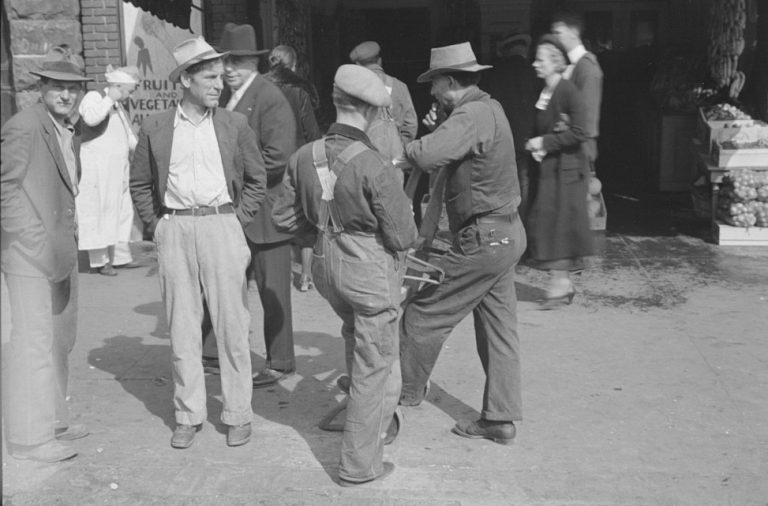 [cool 1930s Pictures & Film] Middlesboro, Kentucky, A City With 3.6 